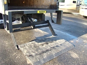 2005 FORD F650 XL SUPER DUTY 26FT BOX TRUCK WITH LIFT GATE. CAT DIESEL