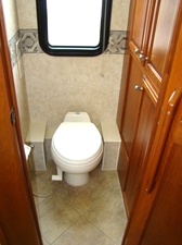 2005 FLEETWOOD REVOLUTION 40 FT 2-SLIDE CLASS A DIESEL MOTORHOME