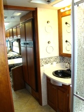 2005 FLEETWOOD REVOLUTION 40 FT 2-SLIDE CLASS A DIESEL MOTORHOME