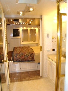 2000 GULF STREAM TOUR MASTER SERIES M-8430 FOR SALE - DAMAGED / REPAIRABLE MOTORHOME