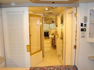 2000 GULF STREAM TOUR MASTER SERIES M-8430 FOR SALE - DAMAGED / REPAIRABLE MOTORHOME