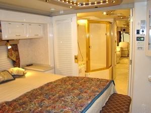 2000 GULF STREAM TOUR MASTER SERIES M-8430 FOR SALE - DAMAGED / REPAIRABLE MOTORHOME