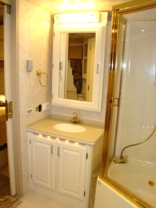 2000 GULF STREAM TOUR MASTER SERIES M-8430 FOR SALE - DAMAGED / REPAIRABLE MOTORHOME